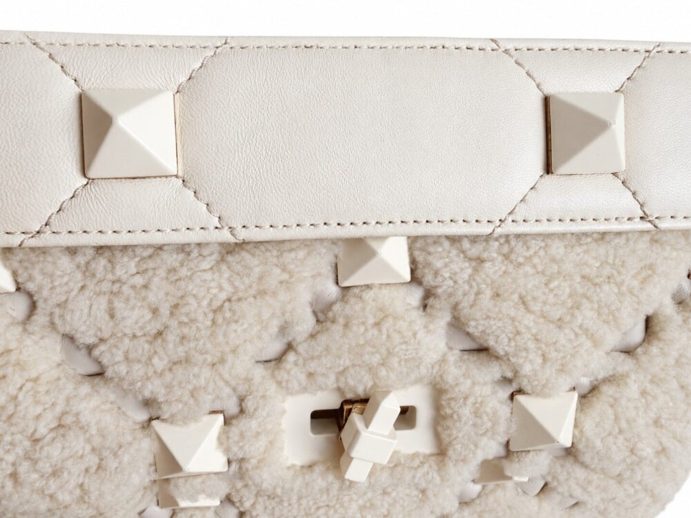 VALENTINO GARAVANI Borsa Valentino Garavani in shearling con borchie - Image 8