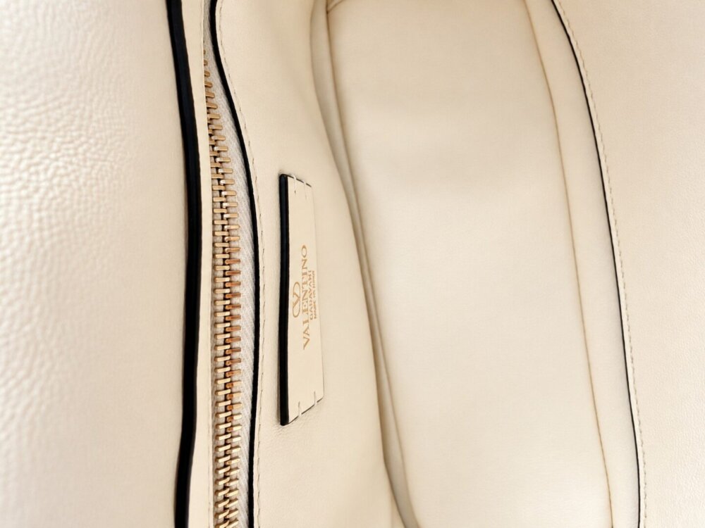 VALENTINO GARAVANI Borsa Valentino Garavani in shearling con borchie - Image 9